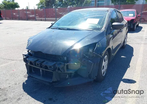 2014 Ford Focus S z USA, uszkodzony, nr VIN 1FADP3E26EL220327